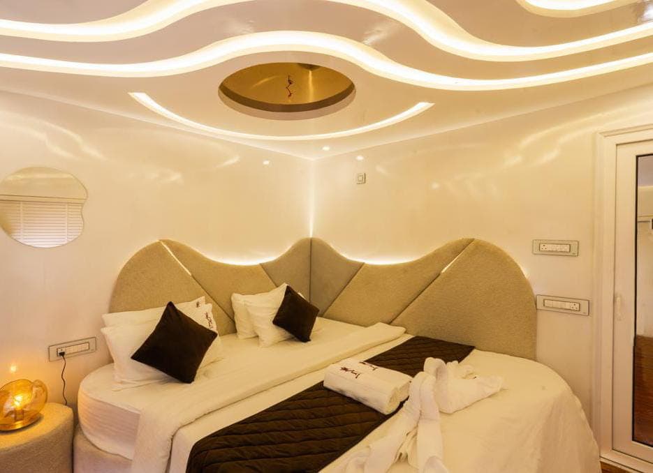4 Bedroom Houseboat sub image 2