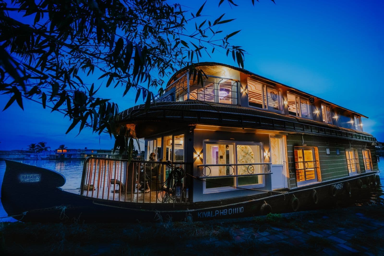 6 Bedroom Houseboat