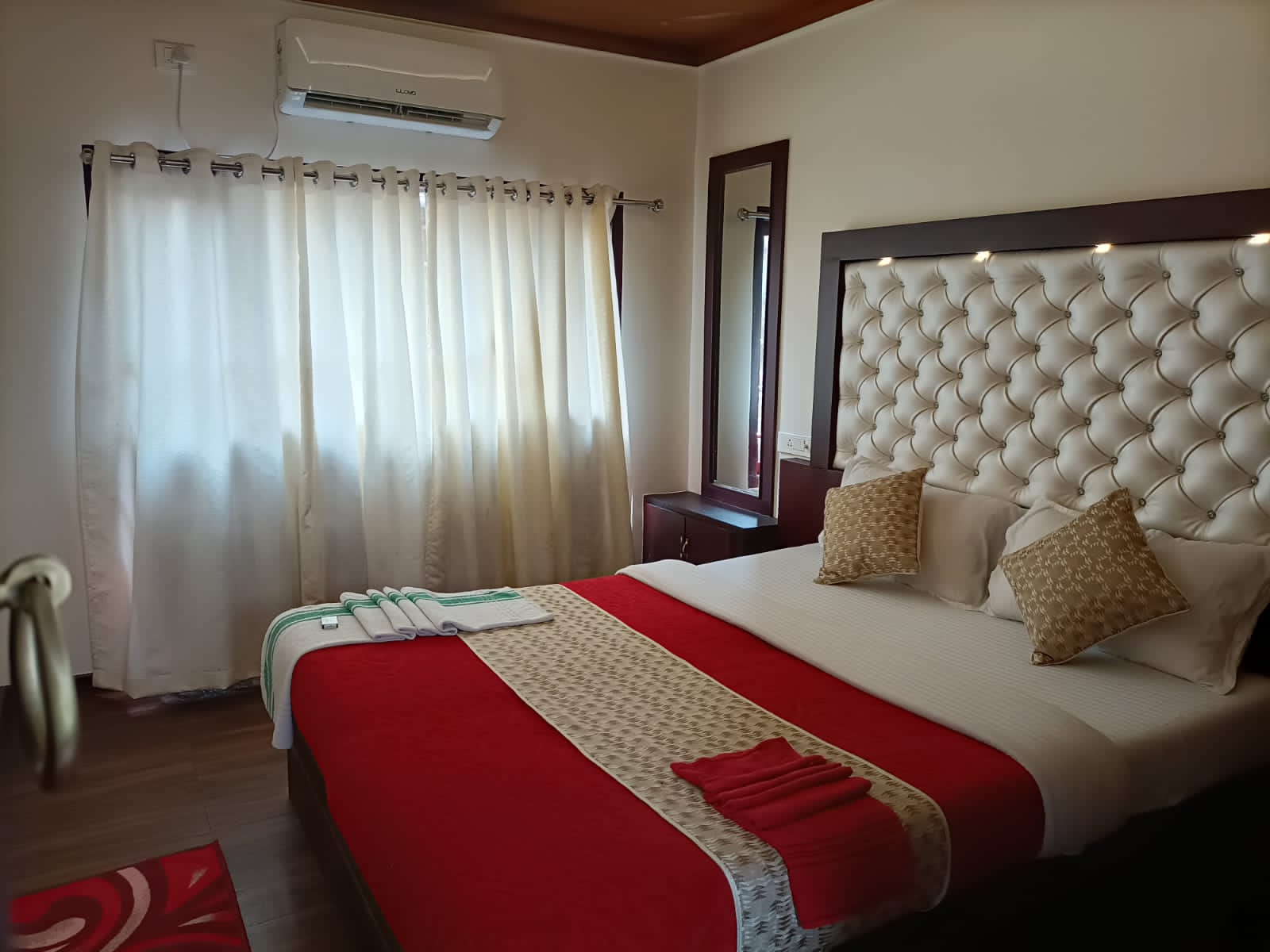 2 Bedroom Houseboat sub image 3