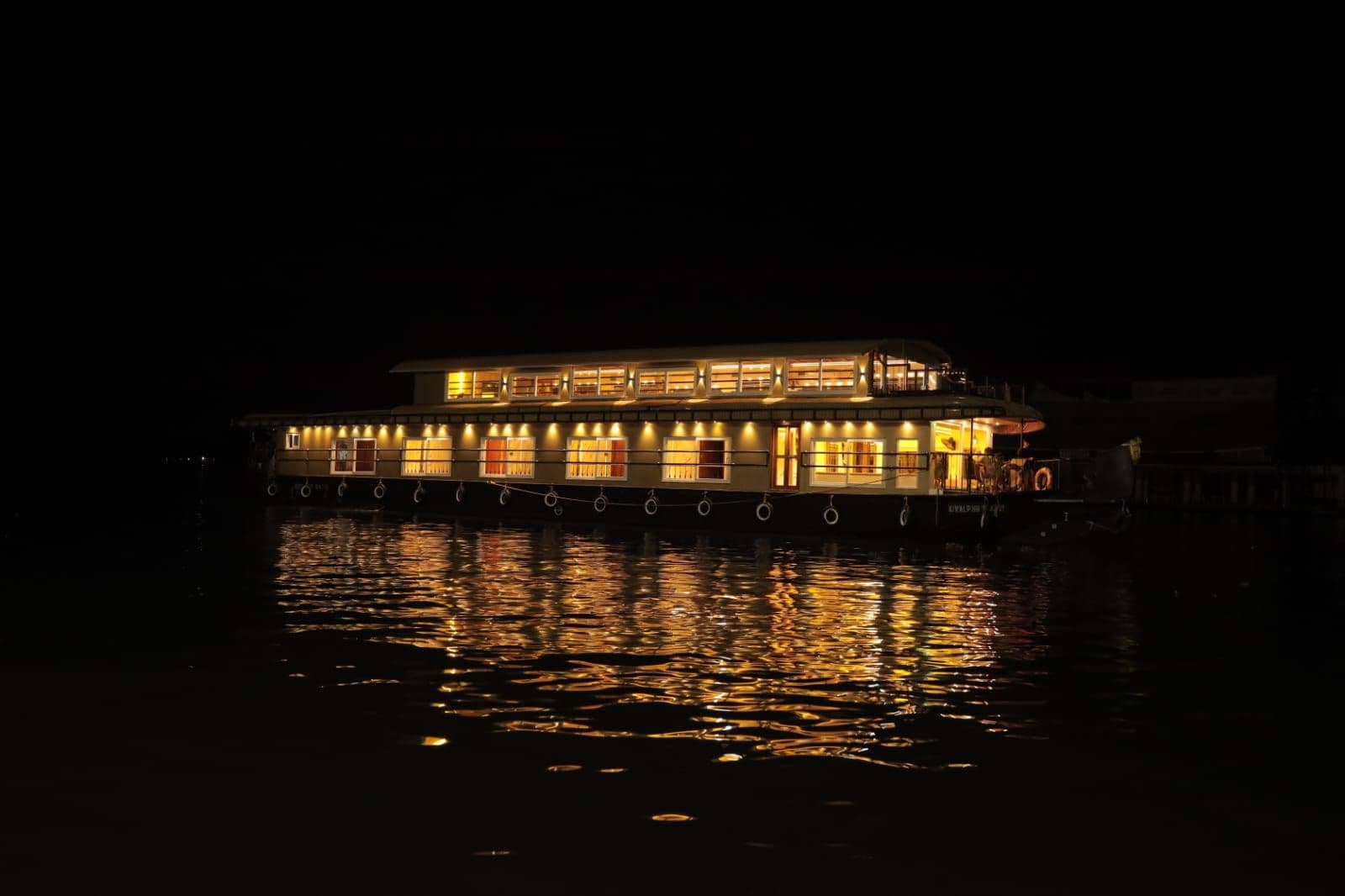 4 Bedroom Houseboat sub image 1