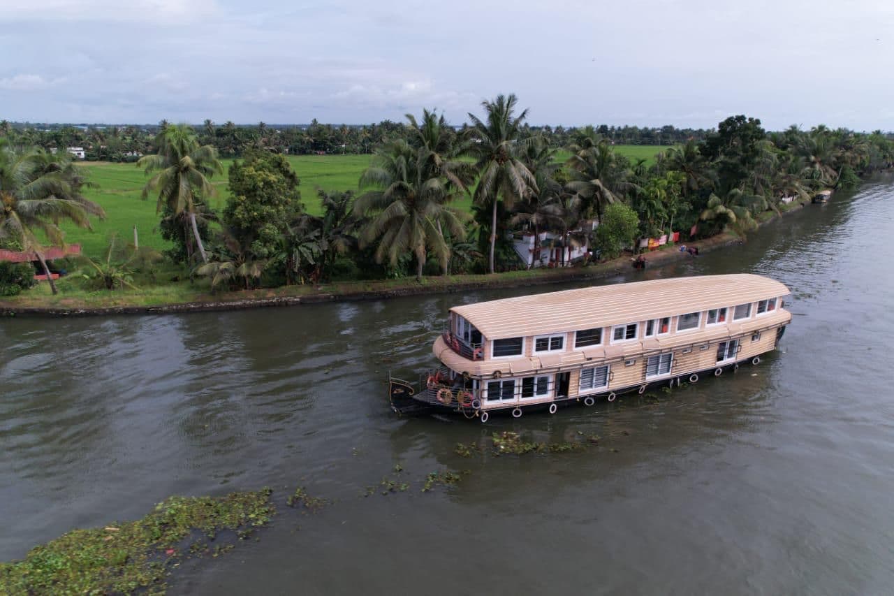 5 Bedroom Houseboat