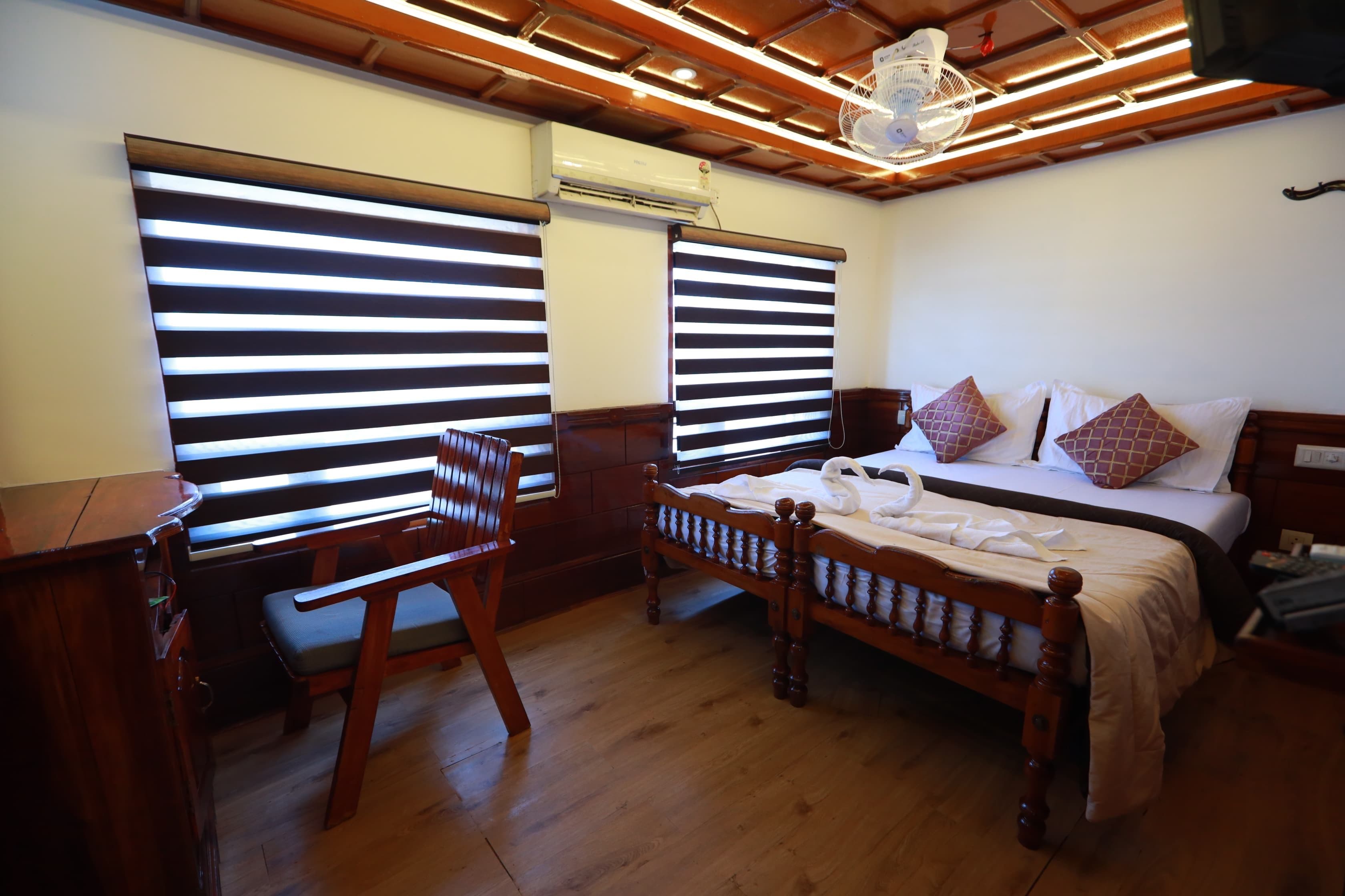 1 Bedroom Houseboat sub image 1