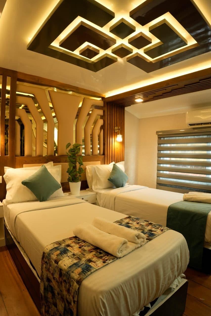 5 Bedroom Houseboat sub image 2