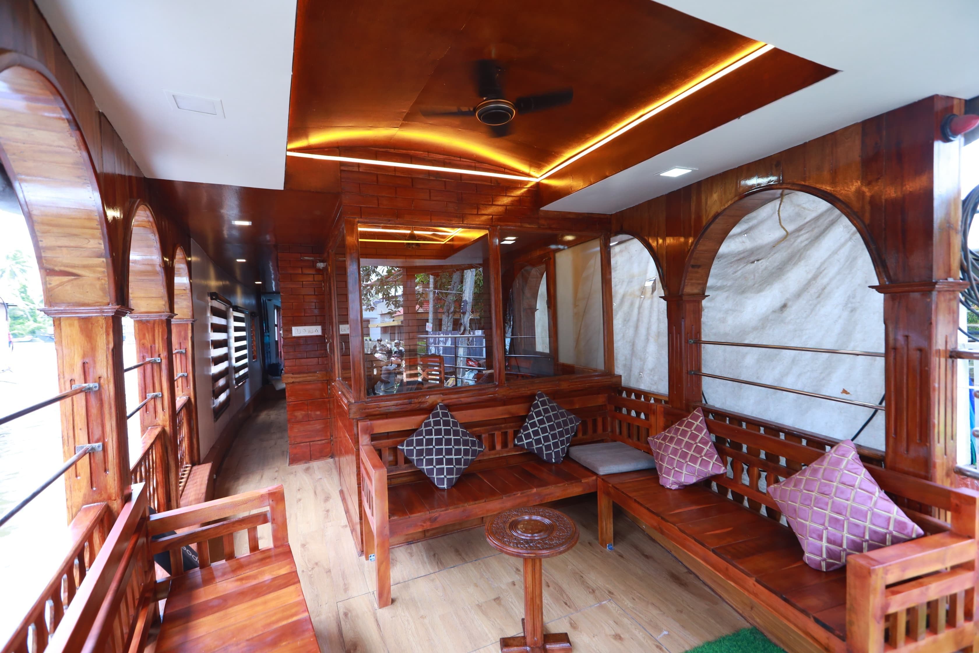 1 Bedroom Houseboat sub image 2