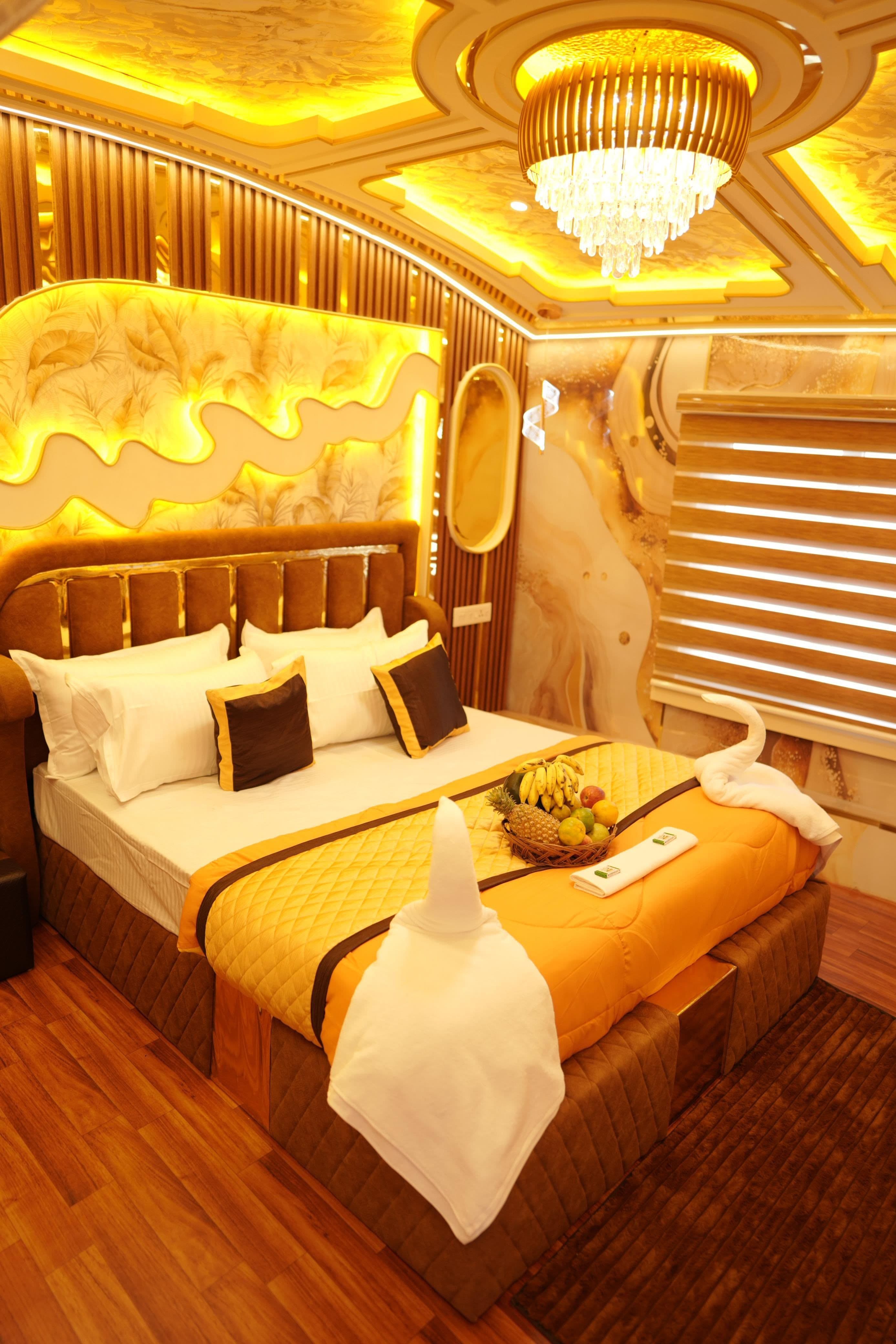 2 Bedroom Houseboat sub image 2